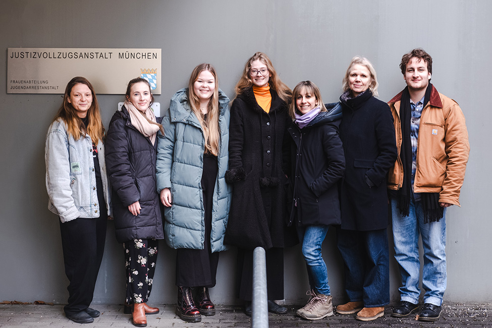 Gruppenbild mit Studierenden vor der JVA
