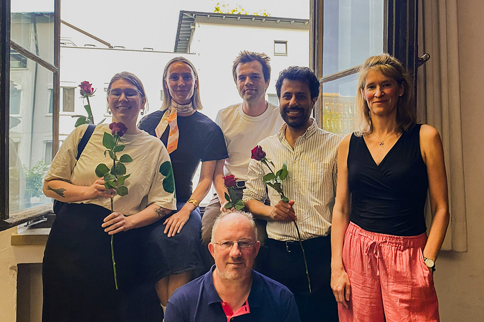 Gruppenbild der Absolvent*innen 2026 des Masterstudiengangs Kulturjournalismus zusammen mit den Studiengangsleiter*innen Prof. Dorte Eilers und Stefan Fischer