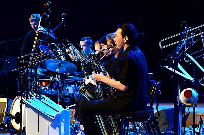 Foto von Saxophonspielern der Jazz-Big-Band auf der Bühne