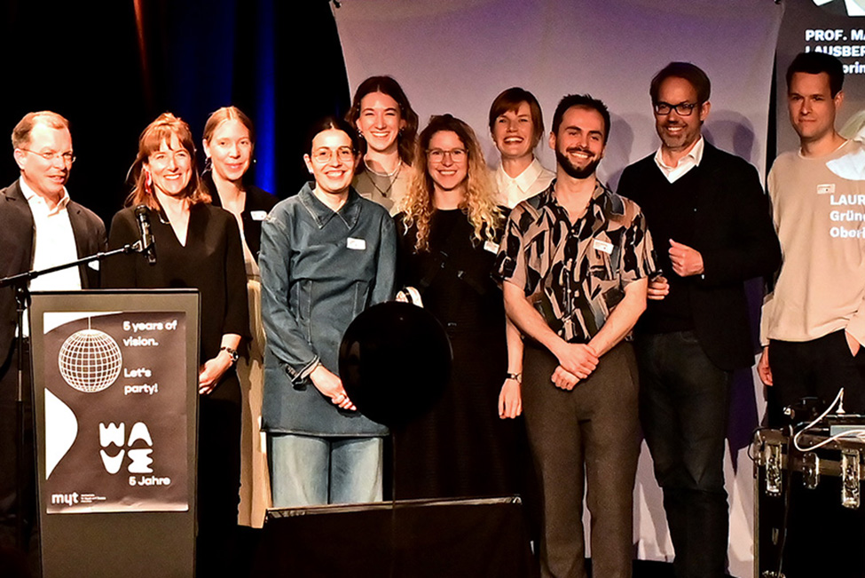 Gruppenbild vom Team des Wavelabs auf der Bühne