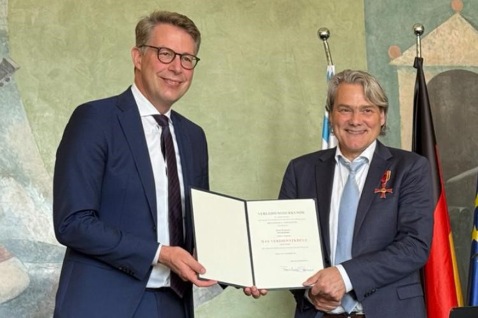 Staatsminister für Wissenschaft und Kultur Markus Blume überreicht Prof. Gerold Huber das Bundesverdienstkreuz
