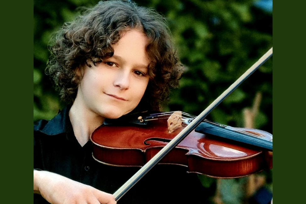 Porträt von Jungstudent Damian Georgiev mit Geige