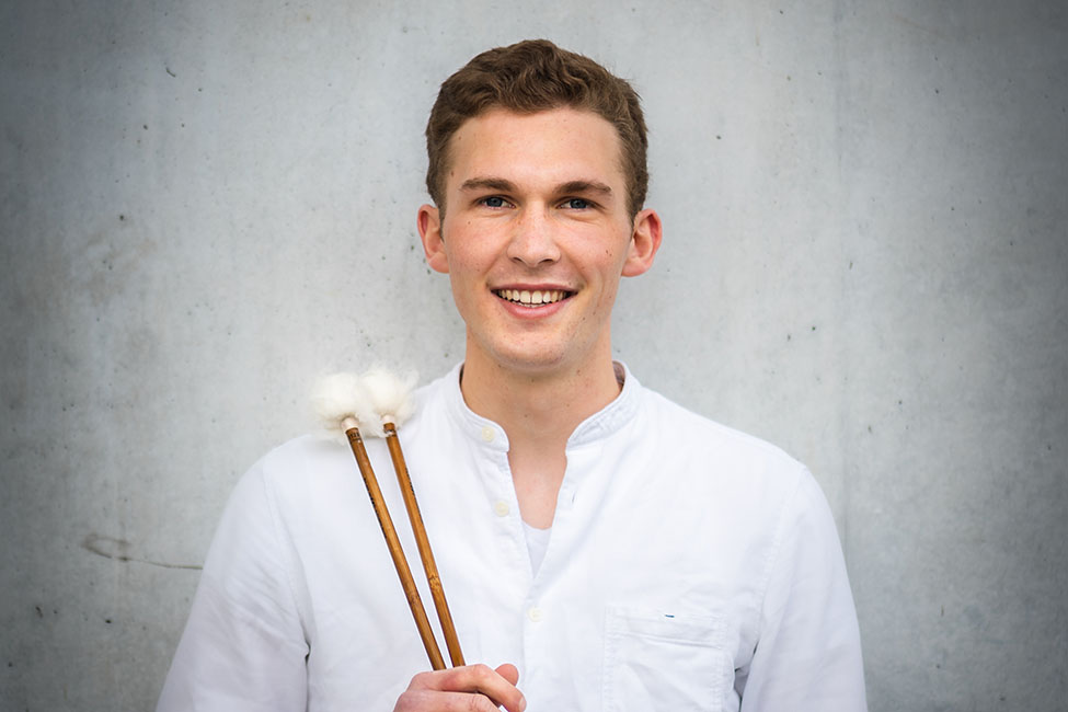 Elias Doggenweiler Menkhaus mit zwei Pauken-Schlägeln