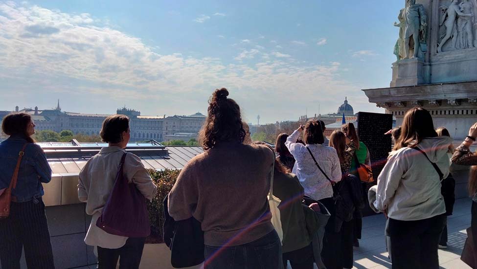 Foto von Studierenden auf der Dachterrasse des Österreichischen Parlaments