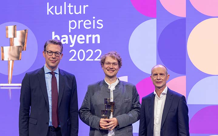 Foto von Preisträger Georg Wörle mit dem Bayerischen Kunst- und Wissenschaftsminister Markus Blume (l.) und Bayernwerk-Chef Dr. Egon Leo Westphal (r.)