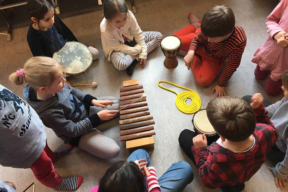 Grundschulkinder im Musikunterricht