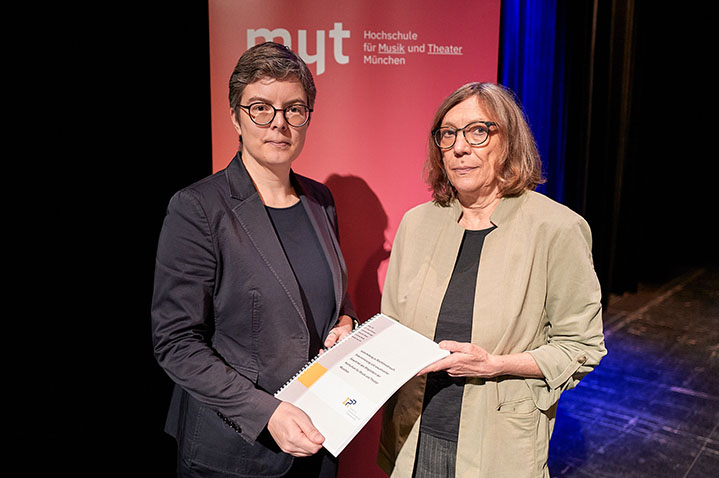 Prof. Lydia Grün und Helga Dill bei der Pressekonferenz zur Studie zu Machtmissbrauch, Diskriminierung und sexualisierter Gewalt an der HMTM