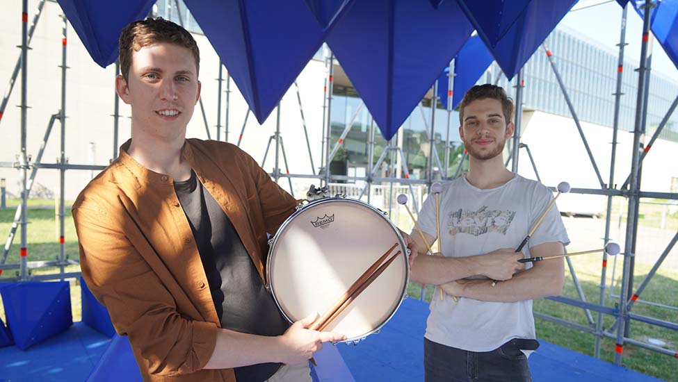 Die Schlagzeug-Studenten Daan Wilms und Davide Lovato auf der Bühne der Kunsthochschulen beim Kunstareal-Fest 2023.