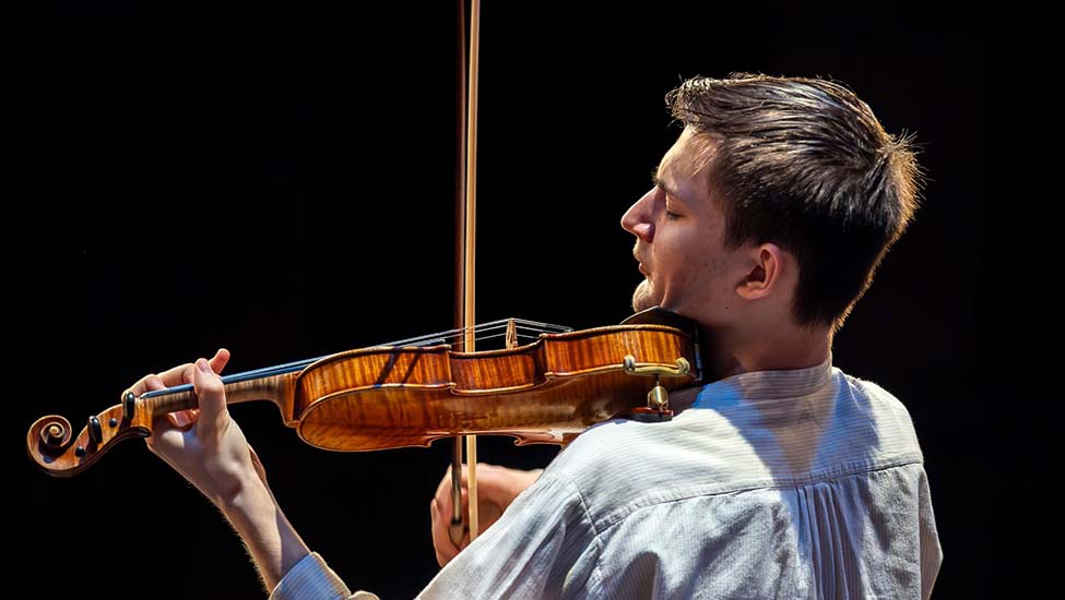 Jungstudent Leonhard Baumgartner an der Violine