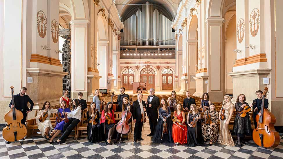 Foto des Lviv Chamber Orchestra Academia in prunkvoller Kirche