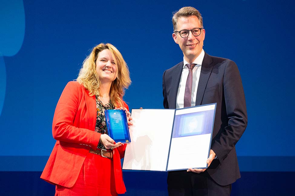 HMTM-Alumna Sonja Lachenmayr und Staatsminister Markus Blume bei der Verleihung des Kunstförderpreis 2023