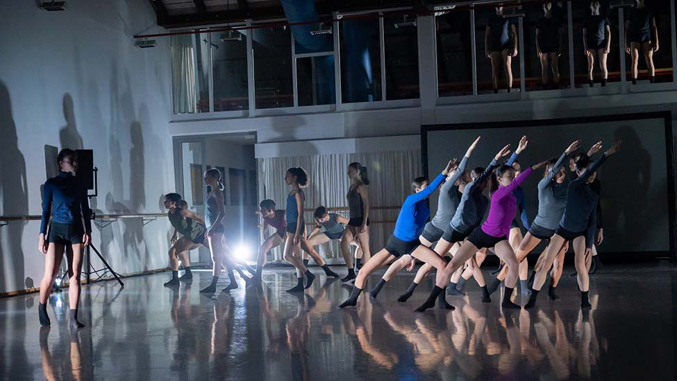 Foto von Tänzerinnen und Tänzern im Ballettsaal