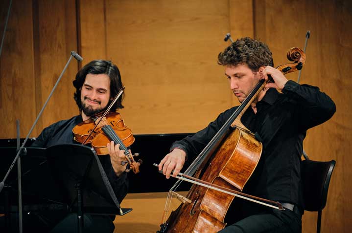Foto von einem Bratschisten und einem Cellisten