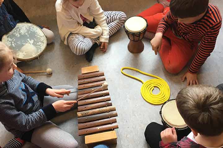Foto von vier Kindern an Musikinstrumenten