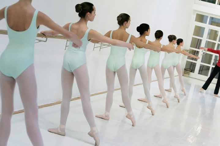 Foto von Balletttänzerinnen in einer Reihe