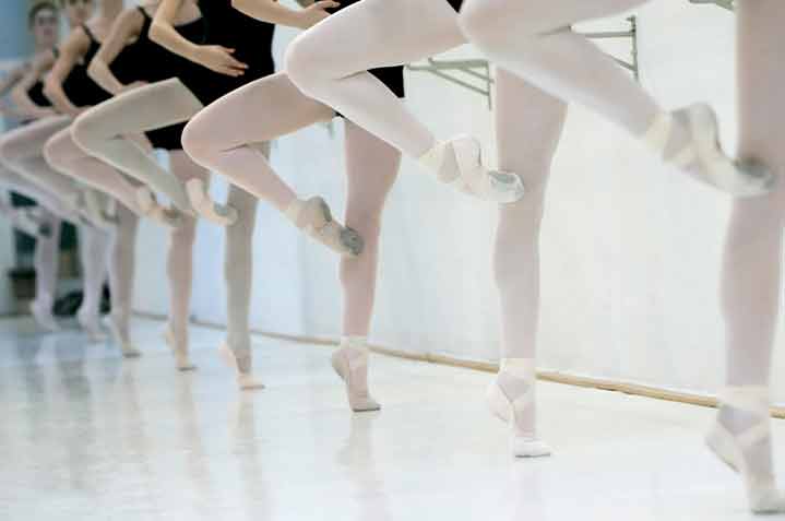 Foto von den Balletttänzerinnen in einer Reihe