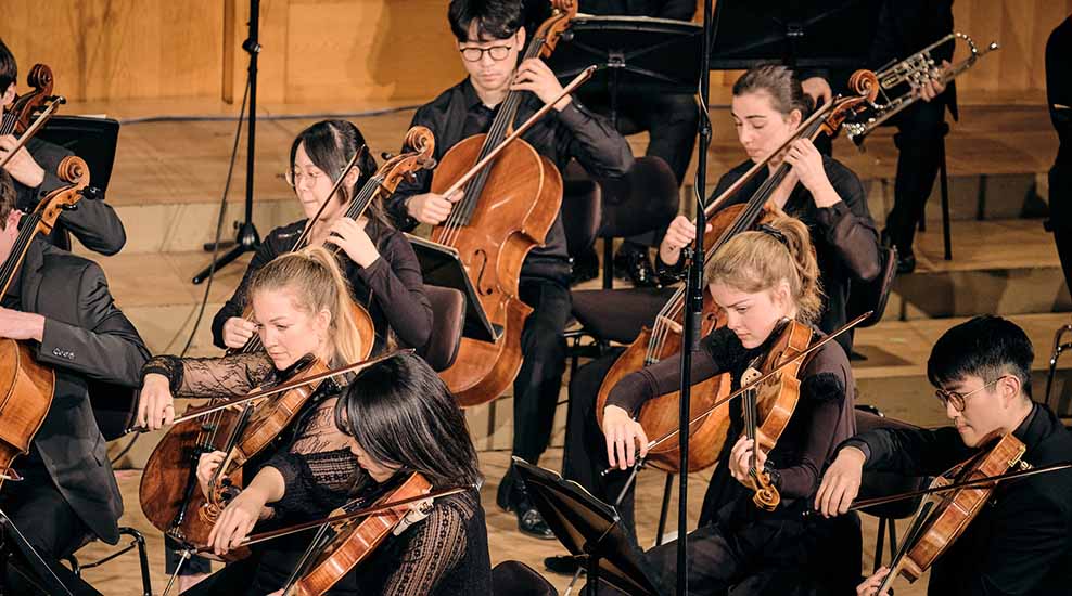 Foto von Musikerinnen und Musikerin der Streichergruppe des Hochschulsymphonieorchester München