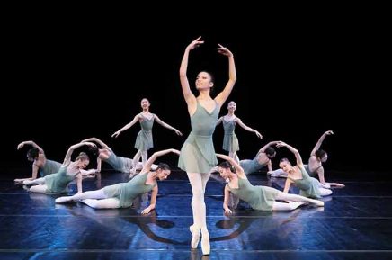 Foto von Balletttäzerinnen auf der Bühne