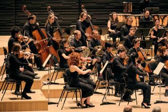 Foto von Musikerinnen und Musikern des Hochschulsymphonieorchesters der HMTM