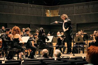 Foto von Marcus Bosch beim dirigieren des Hochschulsymphonieorchesters