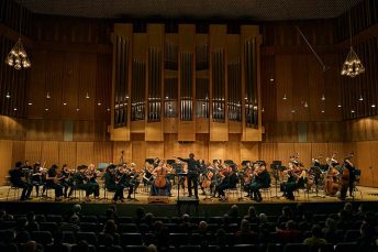 Foto vom Hochschulsymphonieorchester auf der Bühne im Großen Konzertsaal
