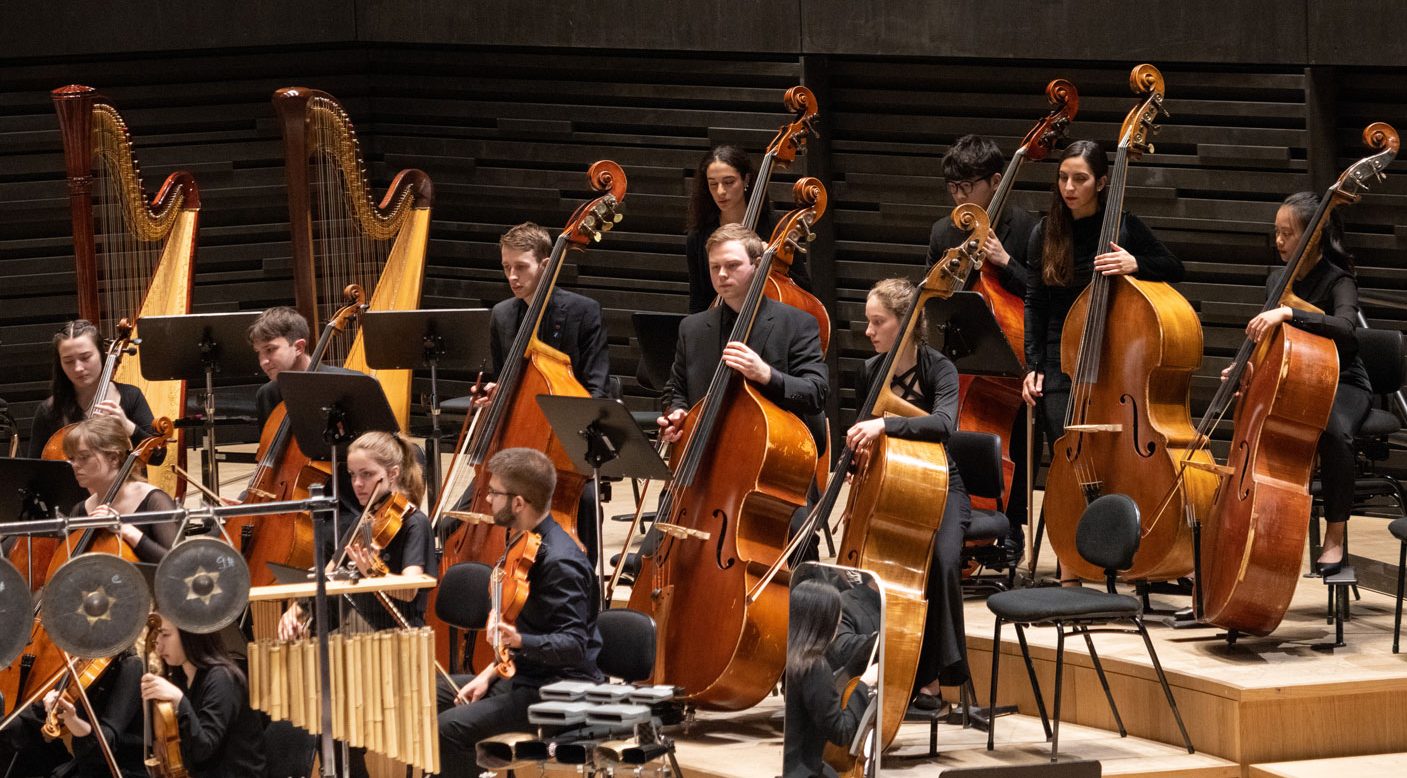 Ein Ausschnitt aus einem großem Orchester auf der Bühne der Isarphilharmonie München.