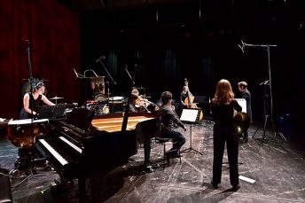 Foto von Musikerinnen und Musikern des ensemble oktopus auf einer Bühne