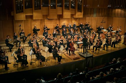 Foto von dem Hochschulsymphonieorchester auf einer Bühne