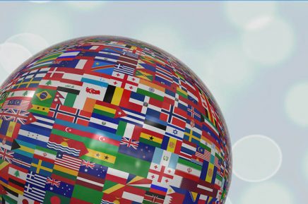 Grafik einer Weltkugel dargestellt anhand vieler internationaler Flaggen