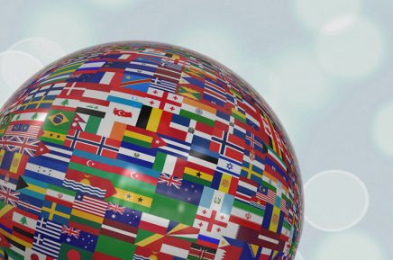 Bild einer Weltkugel mit vielen internationalen Flagge darauf