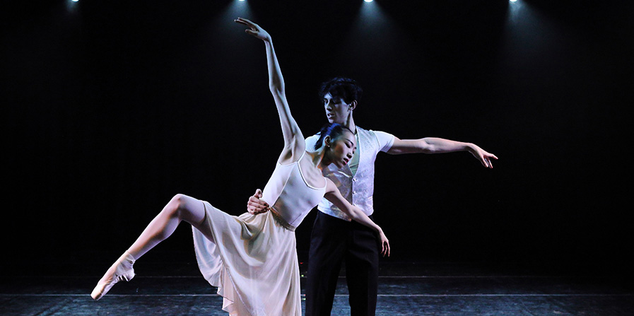 Foto von einer Balletttänzerin und einem Tänzer