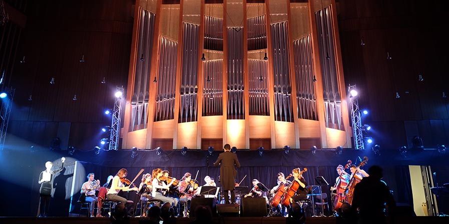 Foto von einem Orchester auf der Bühne