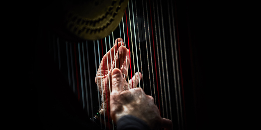 Foto Händen beim Harfe spielen