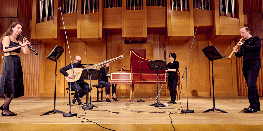 Foto von einem Ensemble mit Barockinstrumenten