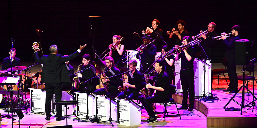 Foto von einer Jazz-Big-Band auf der Bühne