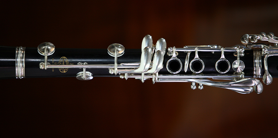 Foto mit einer Detailaufnahme von einer Klarinette