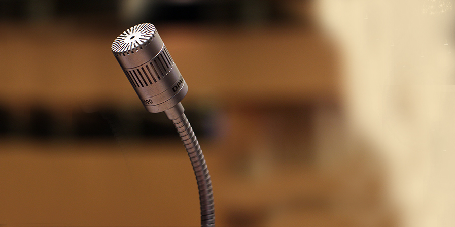 Foto von einem silbernen Mikrofon